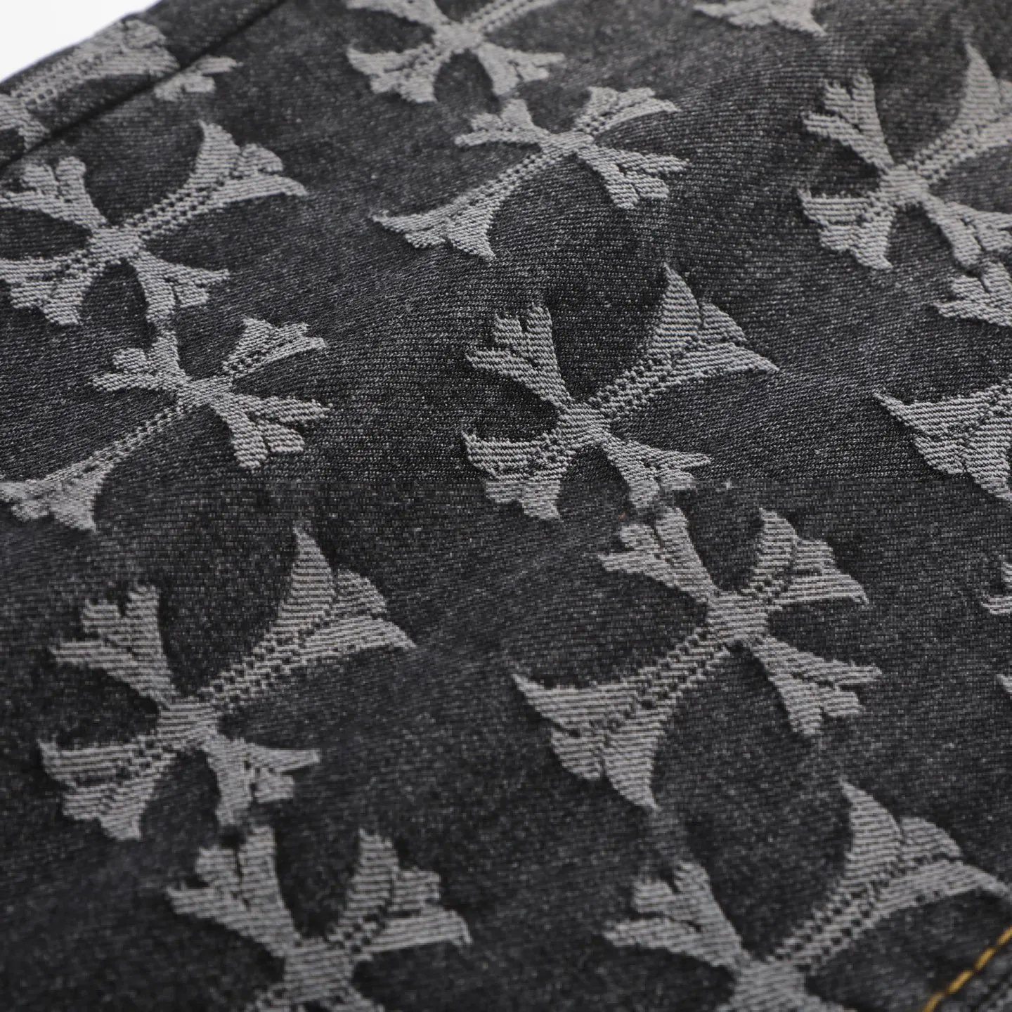 P220 [Black] Chrome Hearts｜Chrome Hearts CH all-over jacquard bootcut jeans - the same style as those of Internet celebrities. Cross-printed jeans, with unique cross design elements and all-over printing, full of design. It is made of 100% denim cotton fabric with heavy coarse yarn count, which ensures a stiff and tough silhouette while being soft, comfortable and breathable. The lapel is designed with silver buttons and is full of texture.  The classic dark yellow cross logo is all over the pants. They are generous and full of personality without being exaggerated. They are perfect for spring and summer!    Custom hardware! Same style for couples!  The three standards are complete, and the non-market version of the same style for men and women is free to compare and the quality is absolutely guaranteed. Size: 28/30/32/34/36 (s-xxl) Waist: 72/77/82/87/92 Knee: 55/56.5/58/59.5/61 Pants length: 103.5/110.5/107.5/109.5/111.5